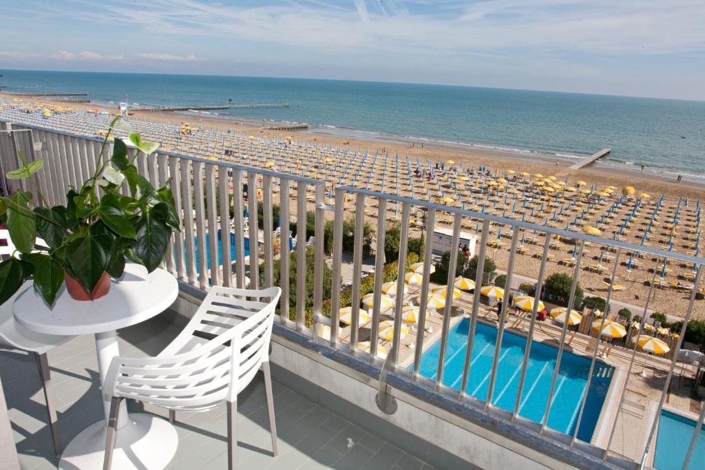 Deluxe Double Room with Frontal Sea View,677885799:JPEG